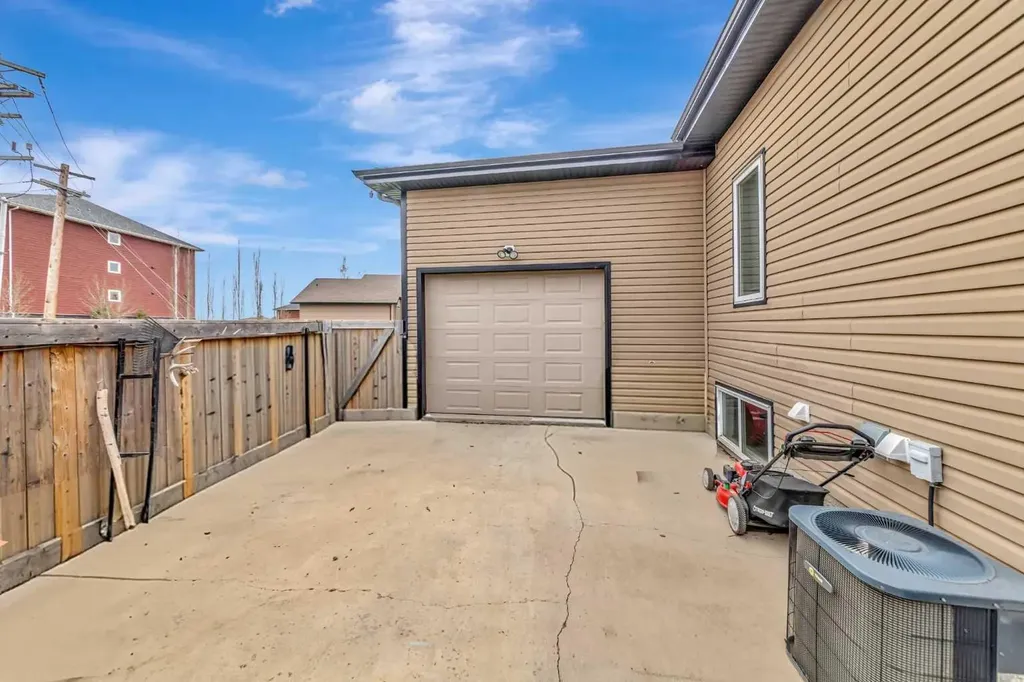 7202 43 Street Lloydminster AB T9V 2H7