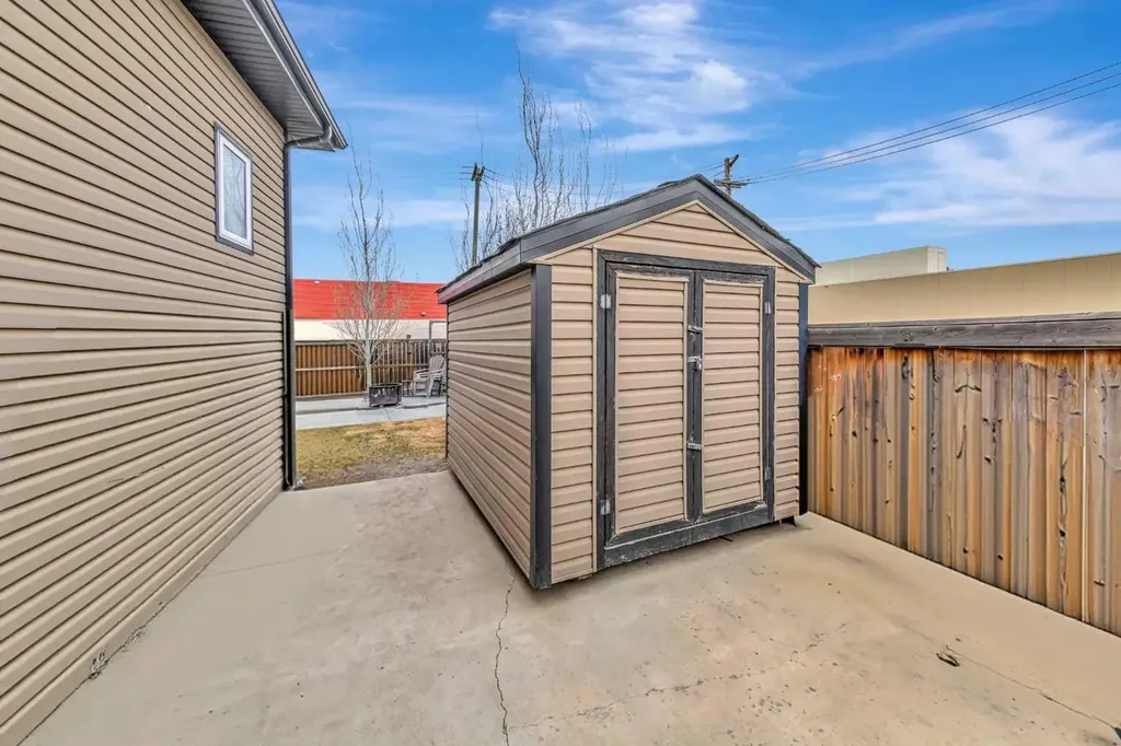 7202 43 Street Lloydminster AB T9V 2H7