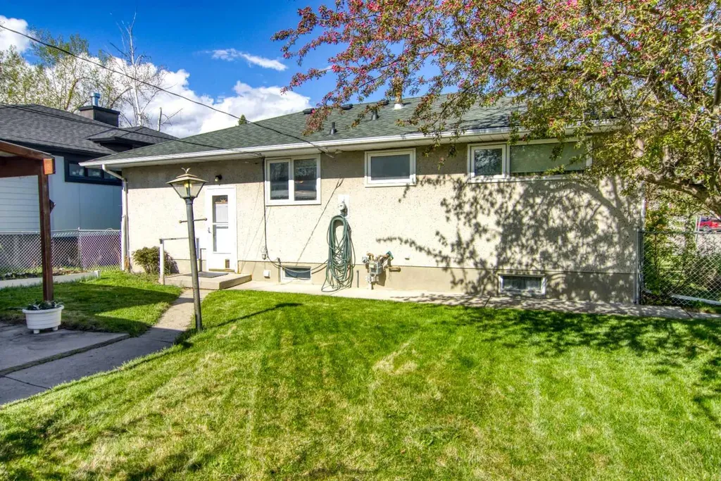 3403 19 Street NW Calgary AB T2L 2A9