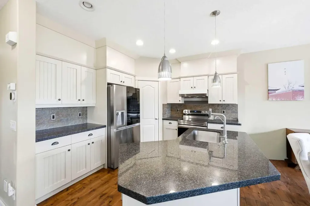 7942 Cougar Ridge Avenue SW Calgary AB T3H 5L3