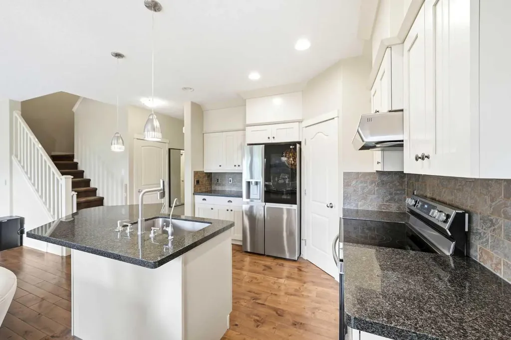 7942 Cougar Ridge Avenue SW Calgary AB T3H 5L3