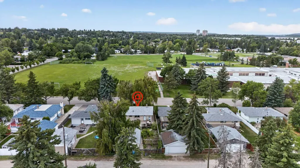 39 Hillgrove Crescent SW Calgary AB T2V 3K8