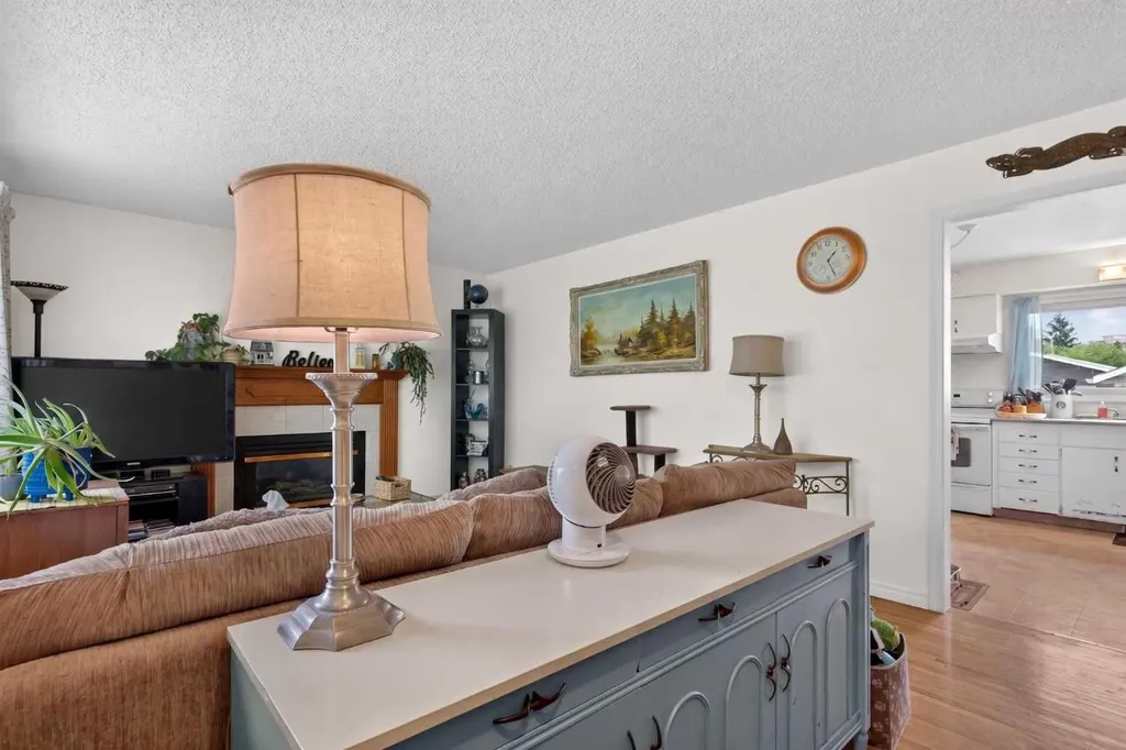 39 Hillgrove Crescent SW Calgary AB T2V 3K8