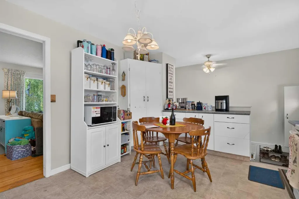 39 Hillgrove Crescent SW Calgary AB T2V 3K8