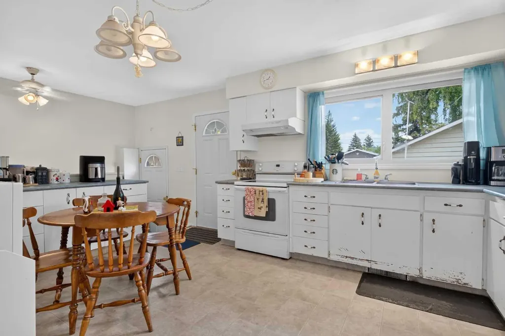 39 Hillgrove Crescent SW Calgary AB T2V 3K8