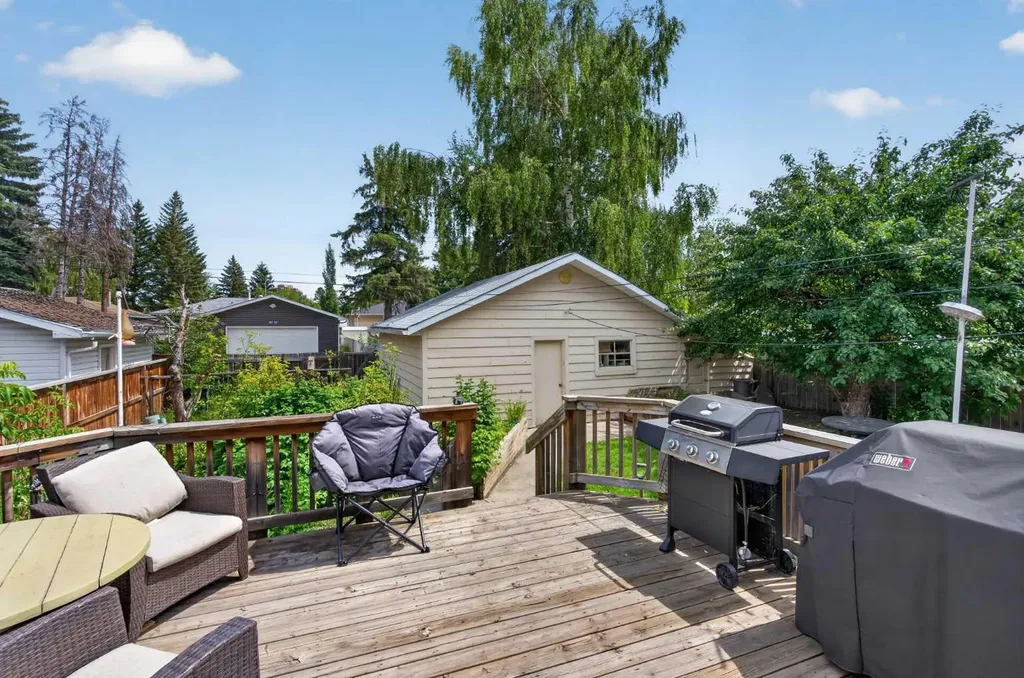 39 Hillgrove Crescent SW Calgary AB T2V 3K8