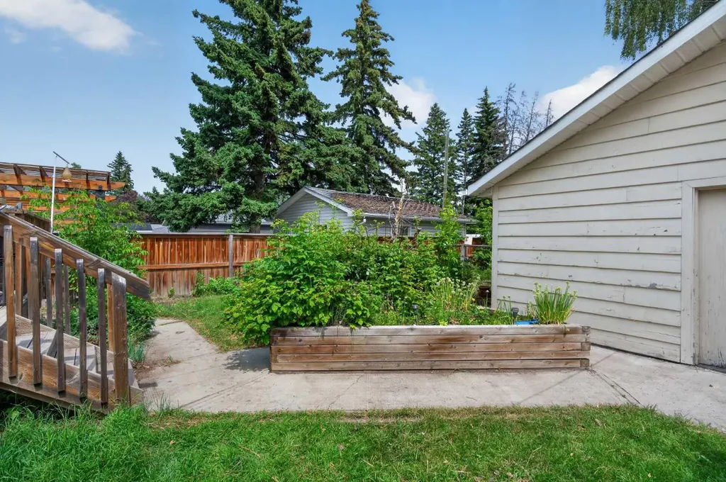 39 Hillgrove Crescent SW Calgary AB T2V 3K8