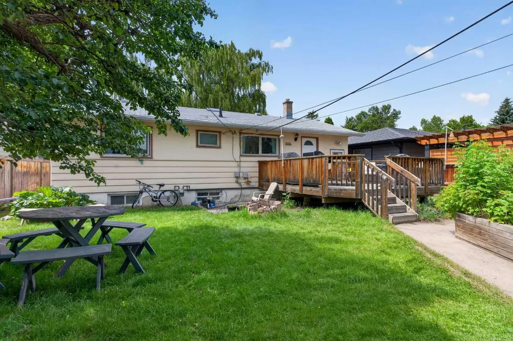 39 Hillgrove Crescent SW Calgary AB T2V 3K8
