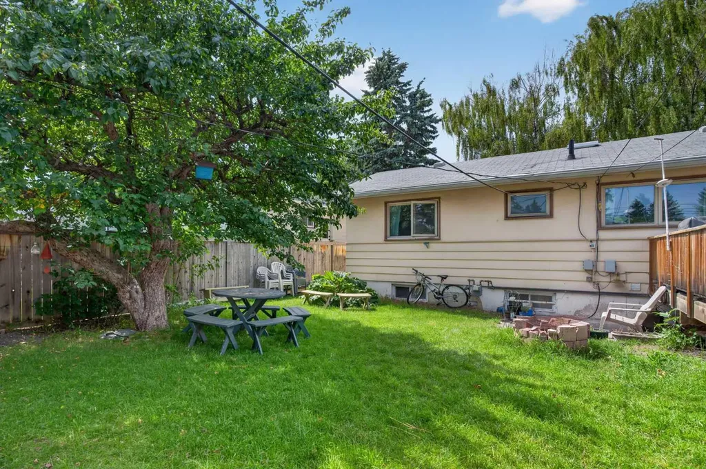39 Hillgrove Crescent SW Calgary AB T2V 3K8
