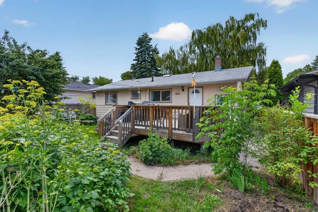 39 Hillgrove Crescent SW Calgary AB T2V 3K8