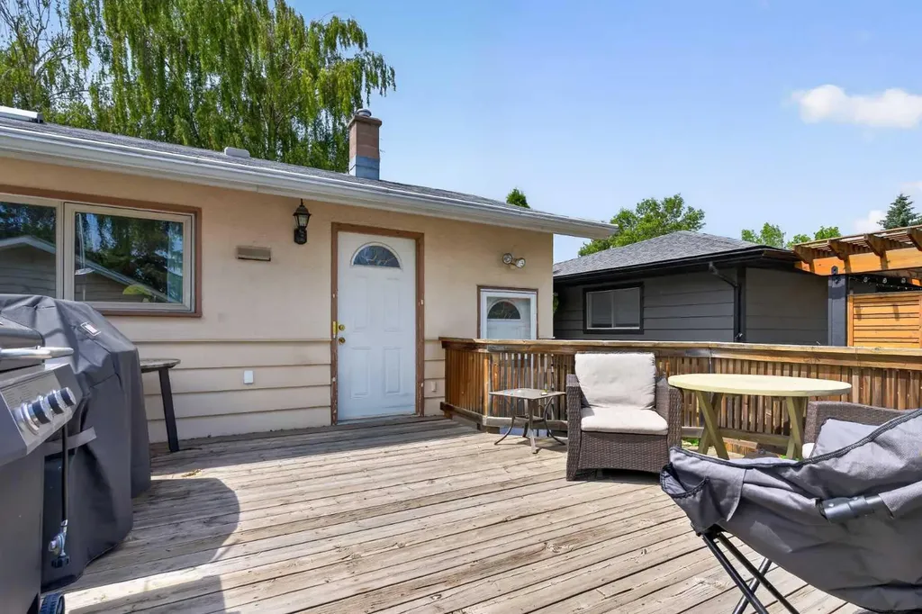 39 Hillgrove Crescent SW Calgary AB T2V 3K8