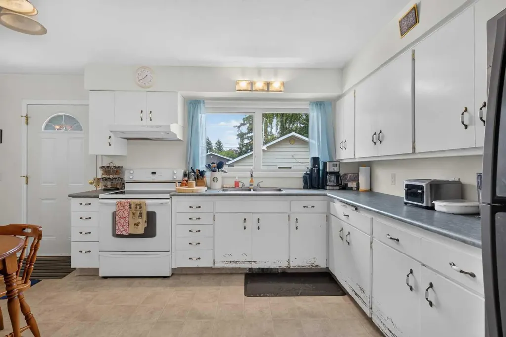 39 Hillgrove Crescent SW Calgary AB T2V 3K8