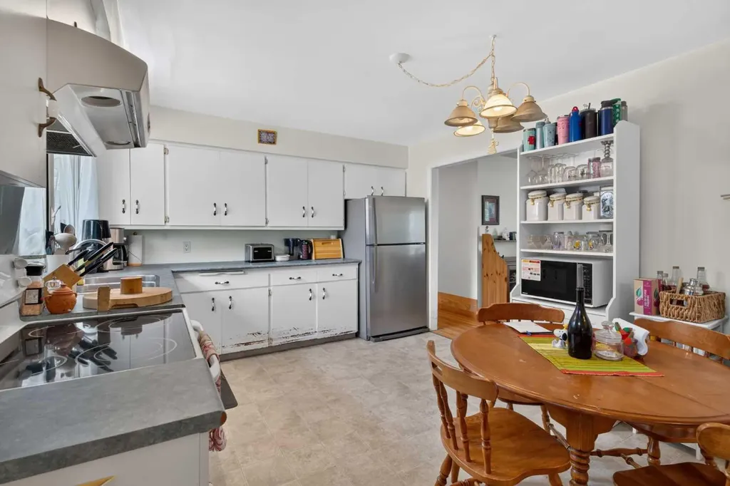 39 Hillgrove Crescent SW Calgary AB T2V 3K8
