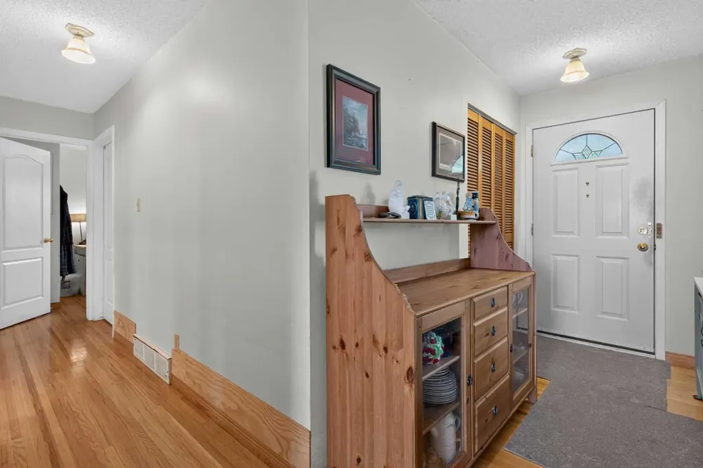 39 Hillgrove Crescent SW Calgary AB T2V 3K8