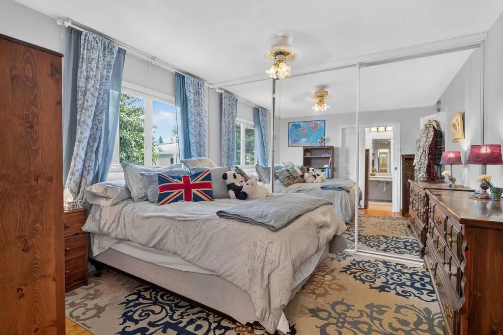39 Hillgrove Crescent SW Calgary AB T2V 3K8