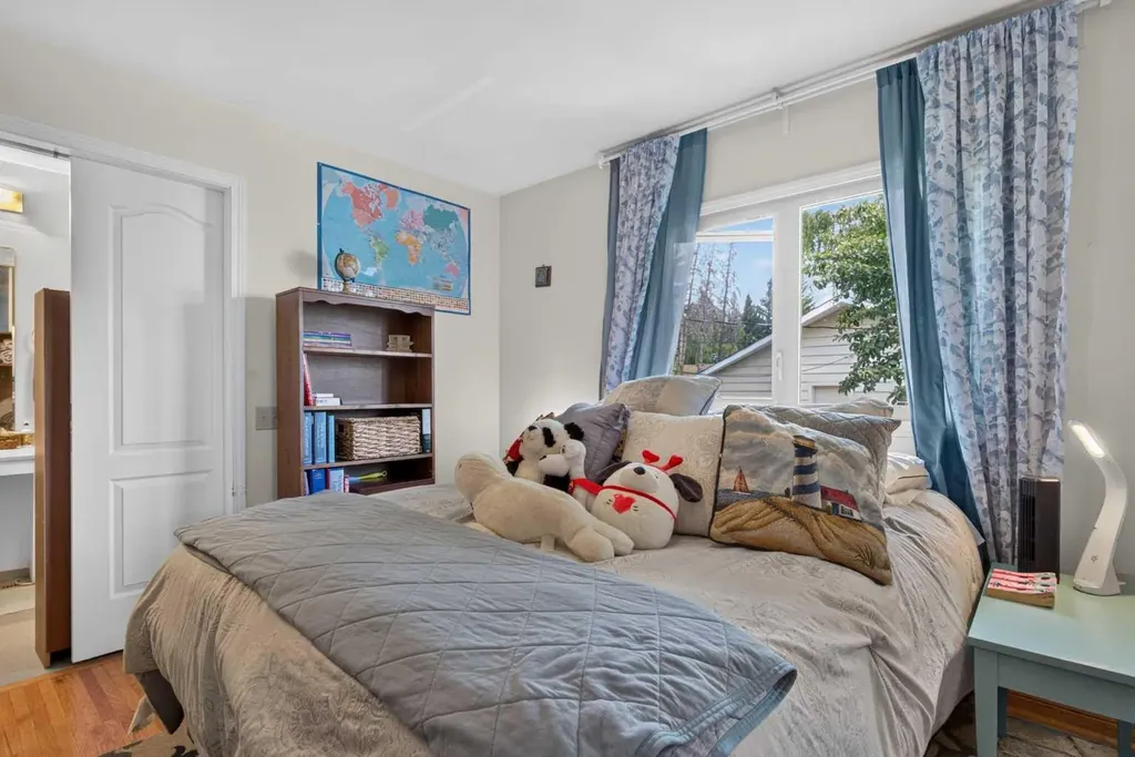 39 Hillgrove Crescent SW Calgary AB T2V 3K8