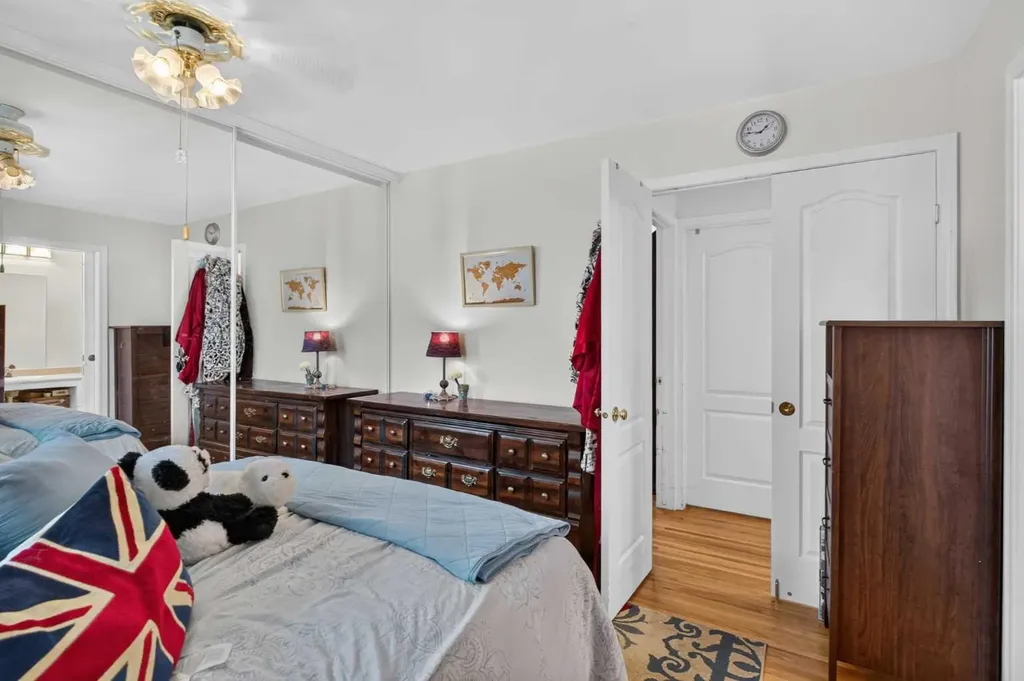 39 Hillgrove Crescent SW Calgary AB T2V 3K8
