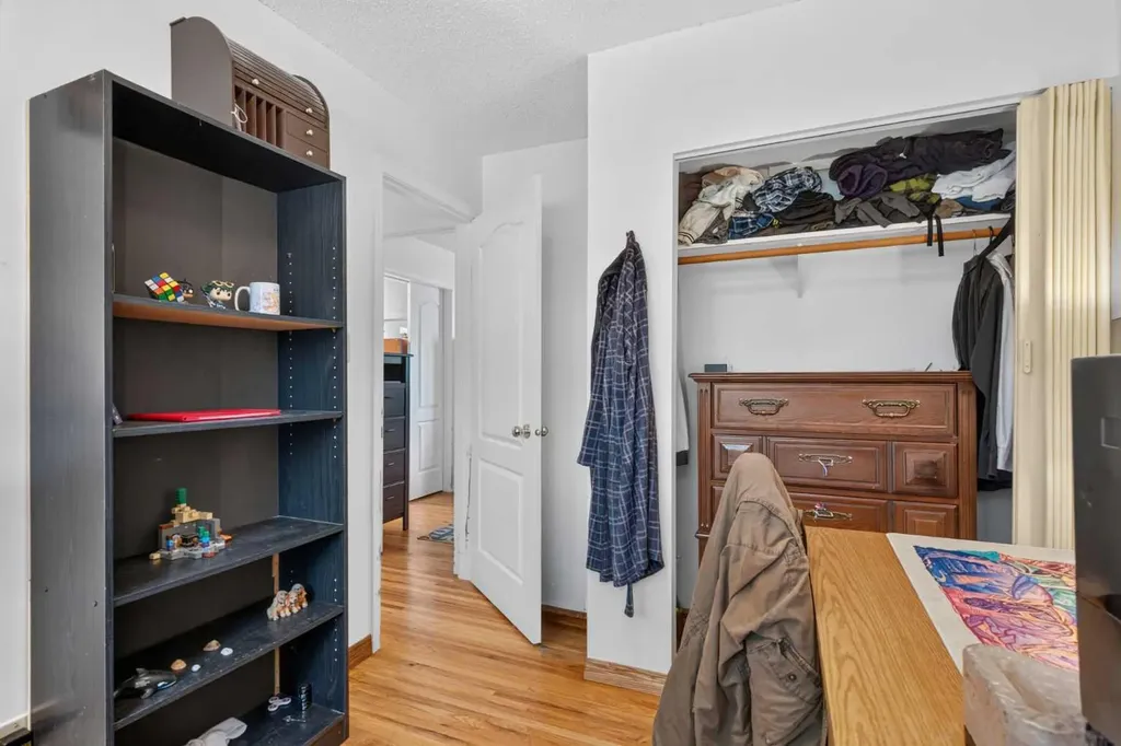 39 Hillgrove Crescent SW Calgary AB T2V 3K8