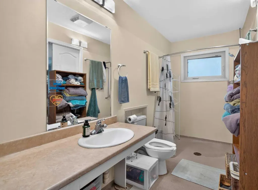 39 Hillgrove Crescent SW Calgary AB T2V 3K8