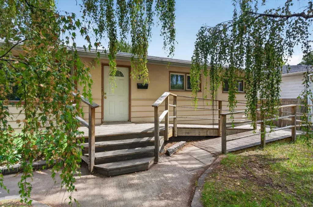 39 Hillgrove Crescent SW Calgary AB T2V 3K8