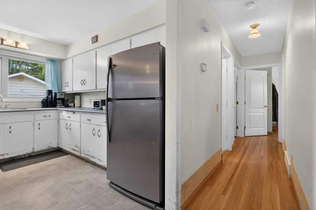 39 Hillgrove Crescent SW Calgary AB T2V 3K8