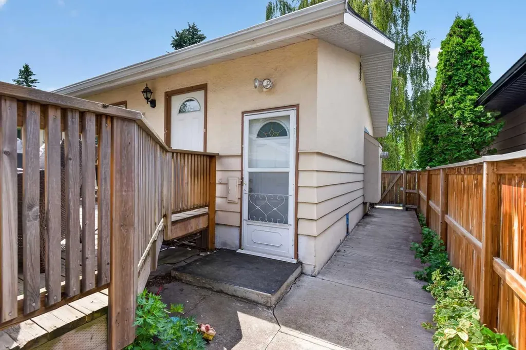 39 Hillgrove Crescent SW Calgary AB T2V 3K8