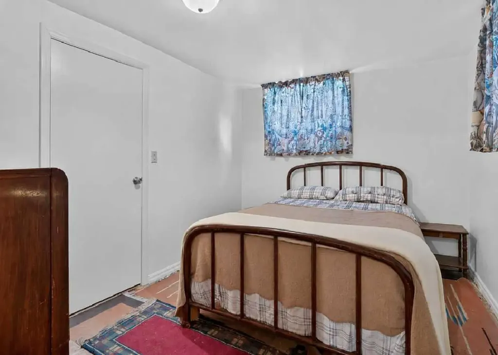 39 Hillgrove Crescent SW Calgary AB T2V 3K8
