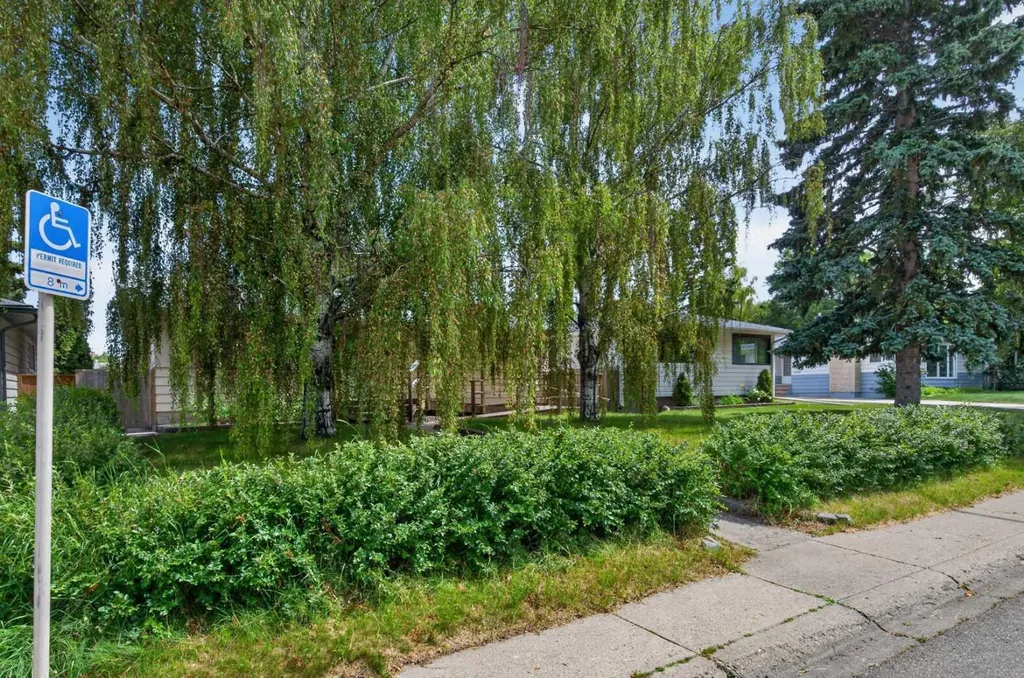 39 Hillgrove Crescent SW Calgary AB T2V 3K8