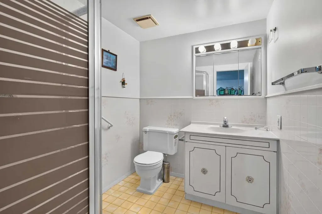 39 Hillgrove Crescent SW Calgary AB T2V 3K8