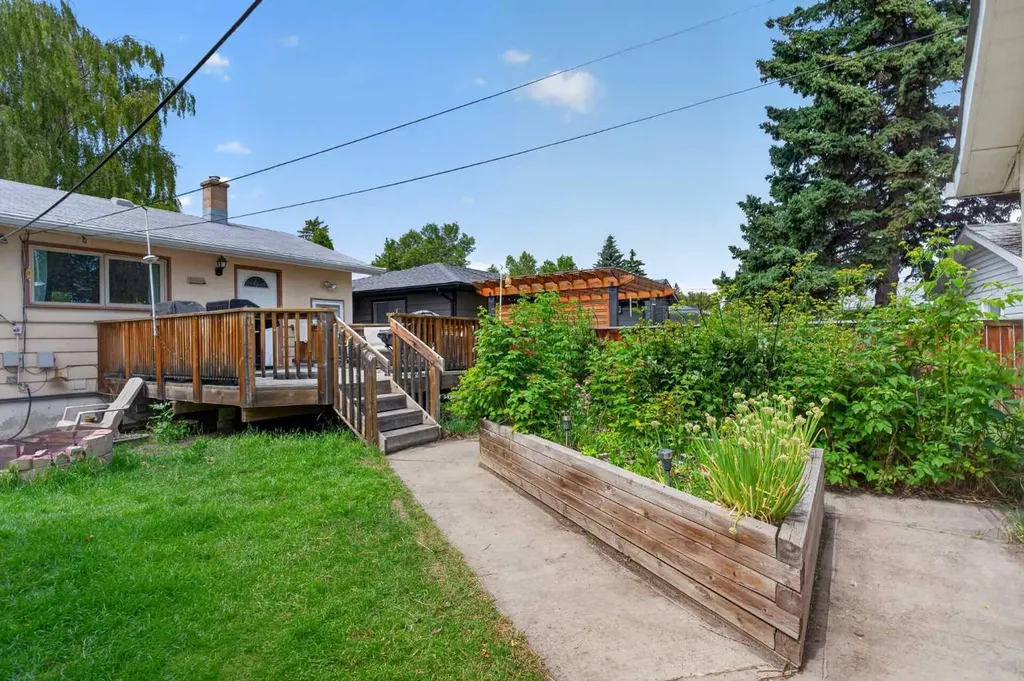 39 Hillgrove Crescent SW Calgary AB T2V 3K8