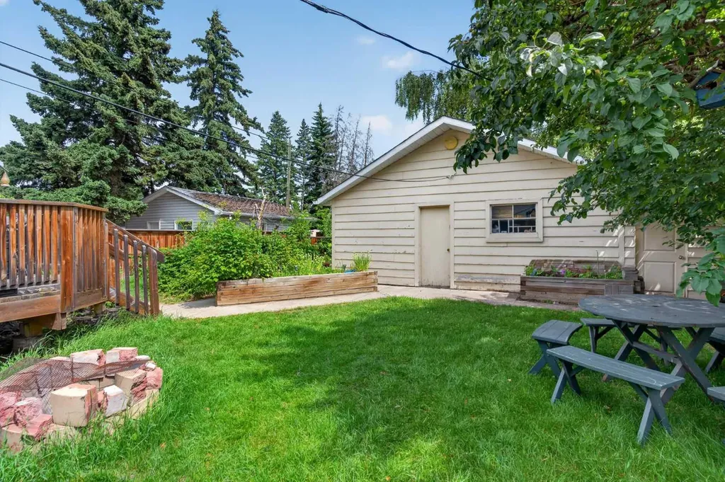 39 Hillgrove Crescent SW Calgary AB T2V 3K8