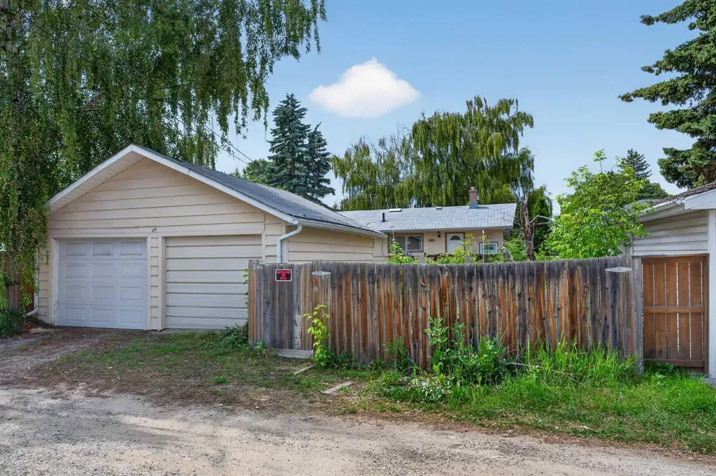39 Hillgrove Crescent SW Calgary AB T2V 3K8