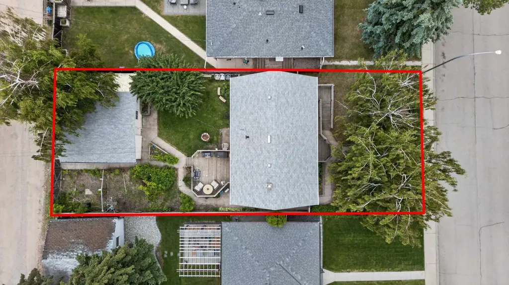 39 Hillgrove Crescent SW Calgary AB T2V 3K8