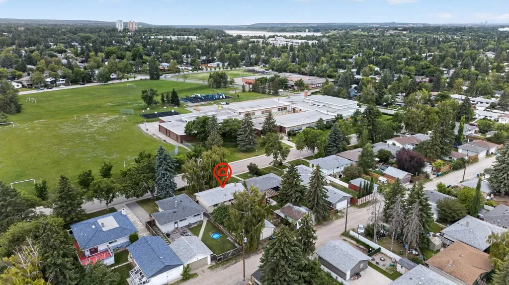 39 Hillgrove Crescent SW Calgary AB T2V 3K8