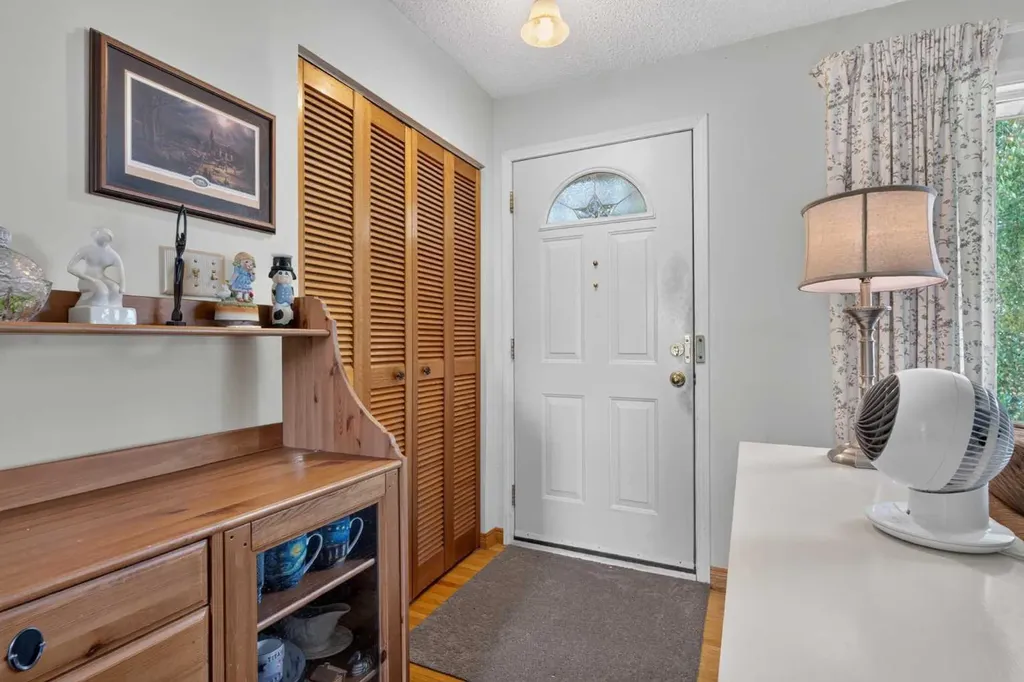 39 Hillgrove Crescent SW Calgary AB T2V 3K8