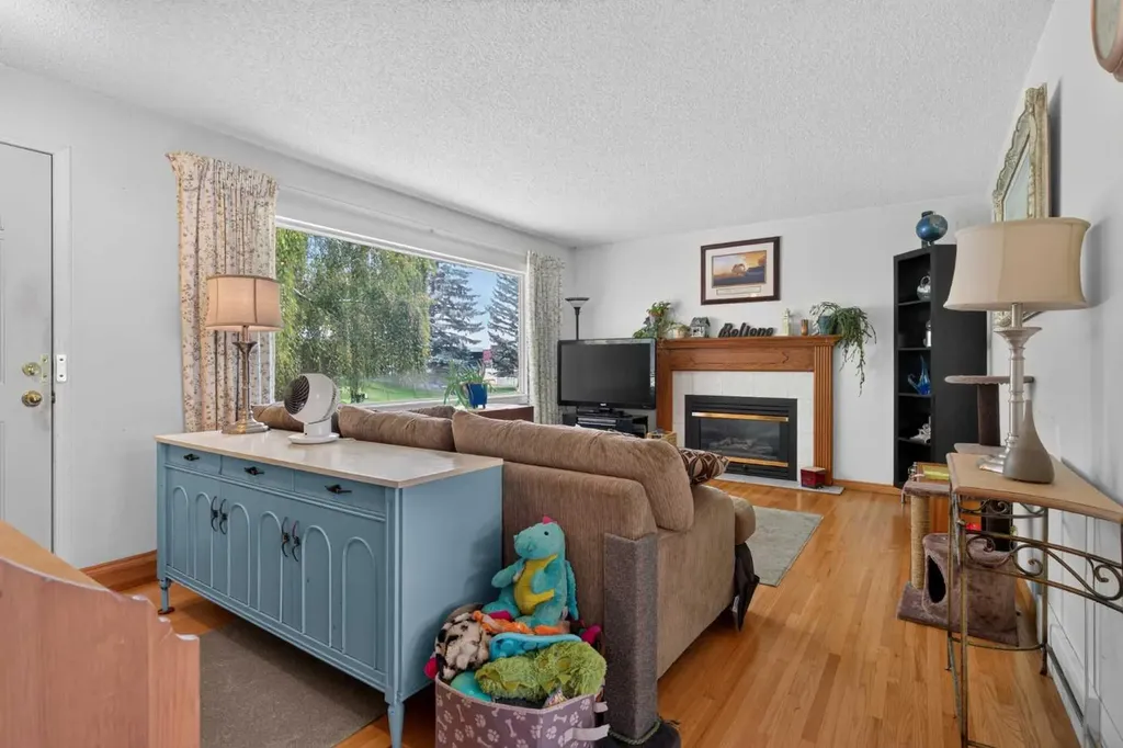 39 Hillgrove Crescent SW Calgary AB T2V 3K8