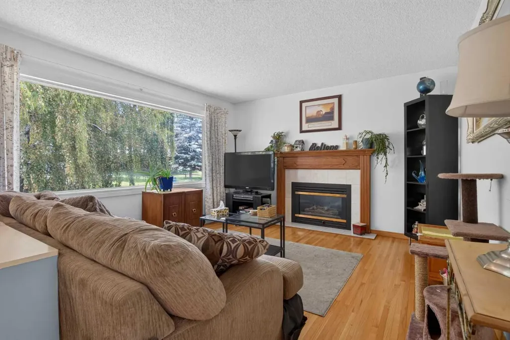 39 Hillgrove Crescent SW Calgary AB T2V 3K8