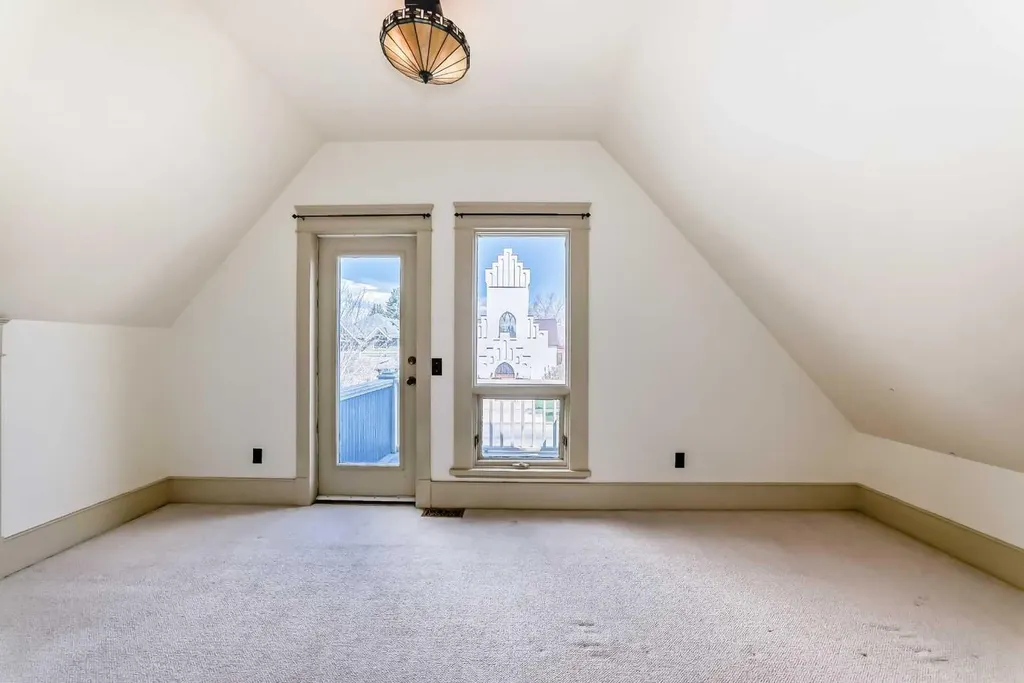211 10 Avenue NE Calgary AB T2E 0X1