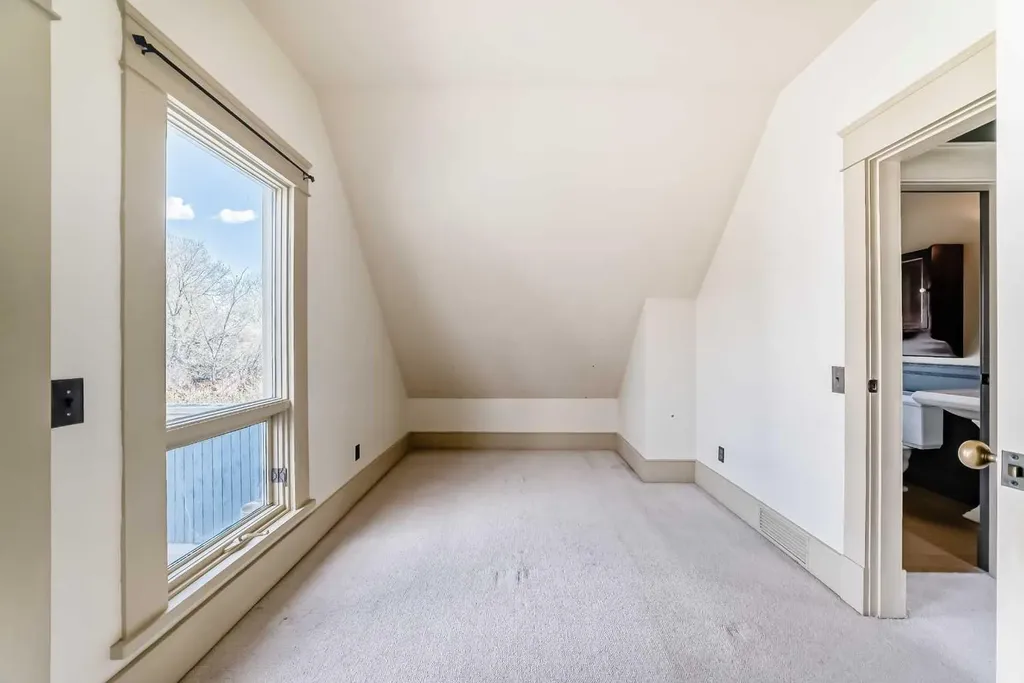 211 10 Avenue NE Calgary AB T2E 0X1