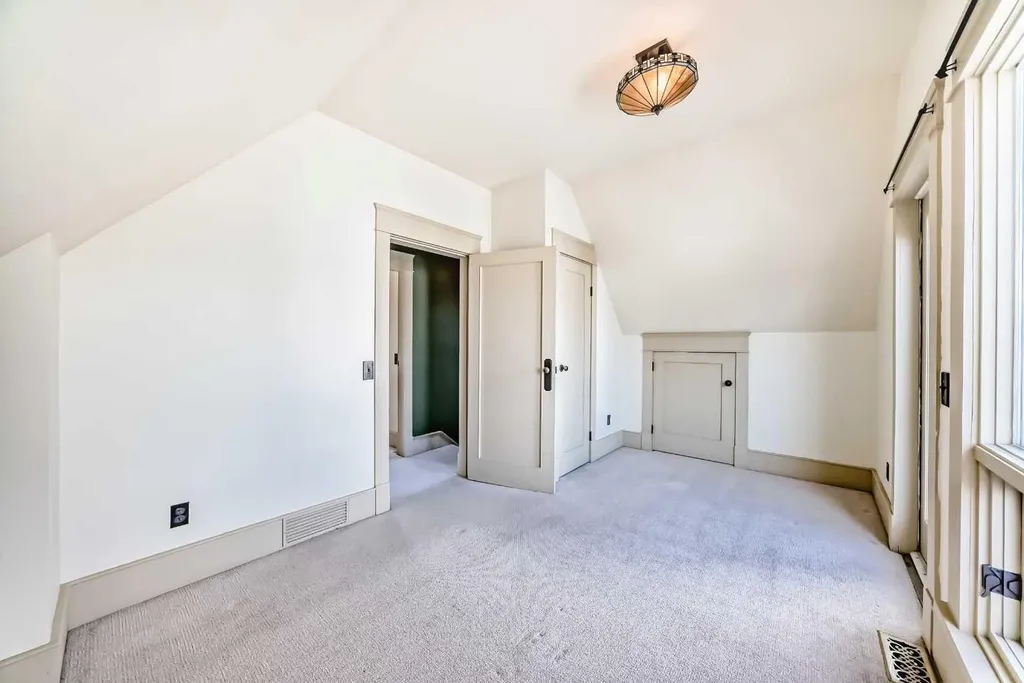 211 10 Avenue NE Calgary AB T2E 0X1