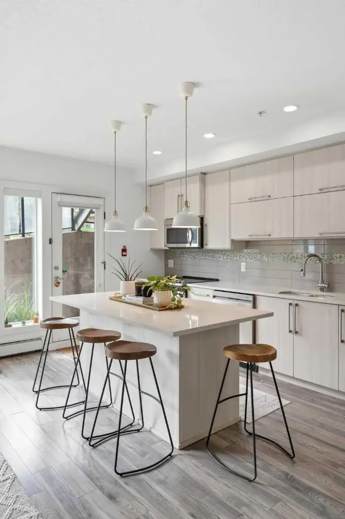 89 34 Avenue SW Calgary AB T2S 3H4