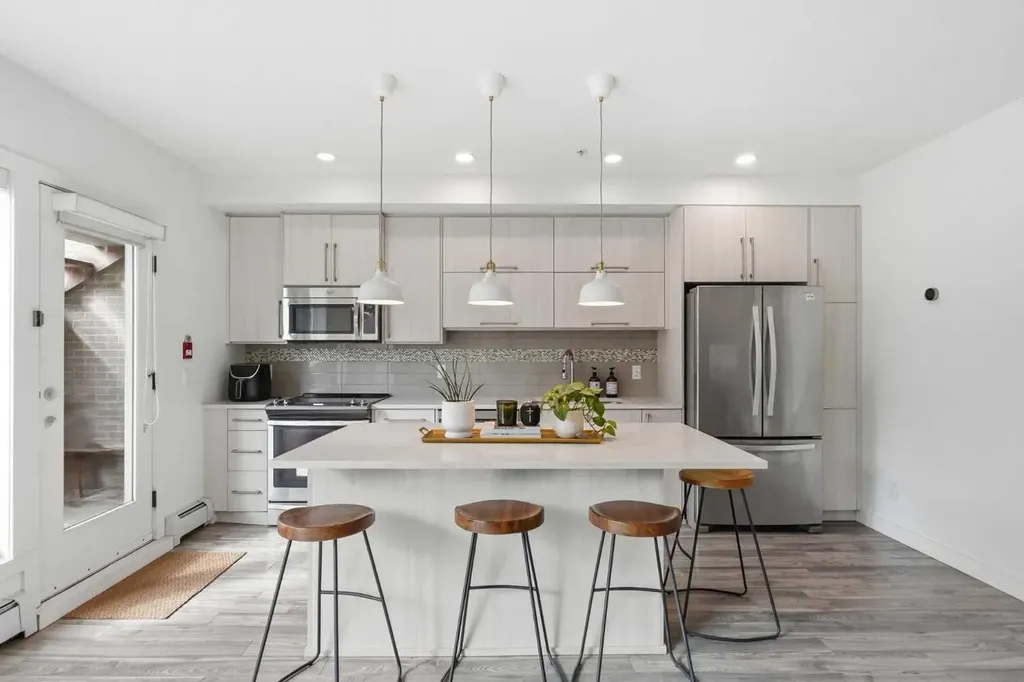 89 34 Avenue SW Calgary AB T2S 3H4