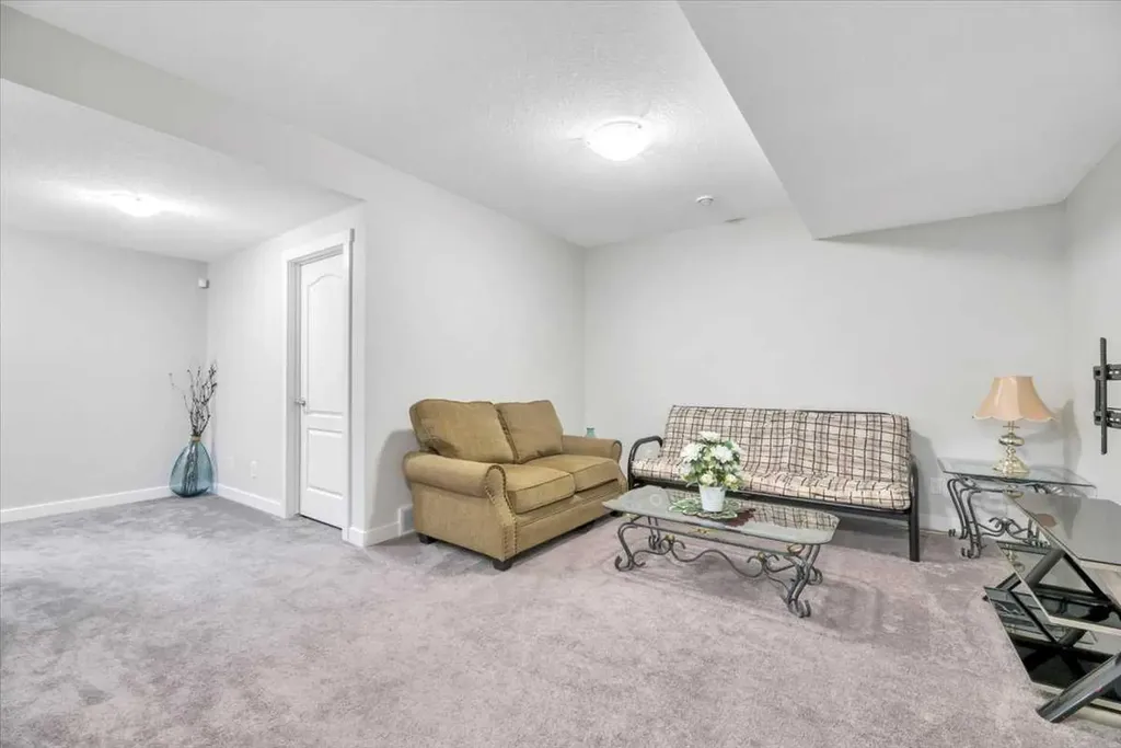 81 Legacy Woods Place SE Calgary AB T2X 2B5