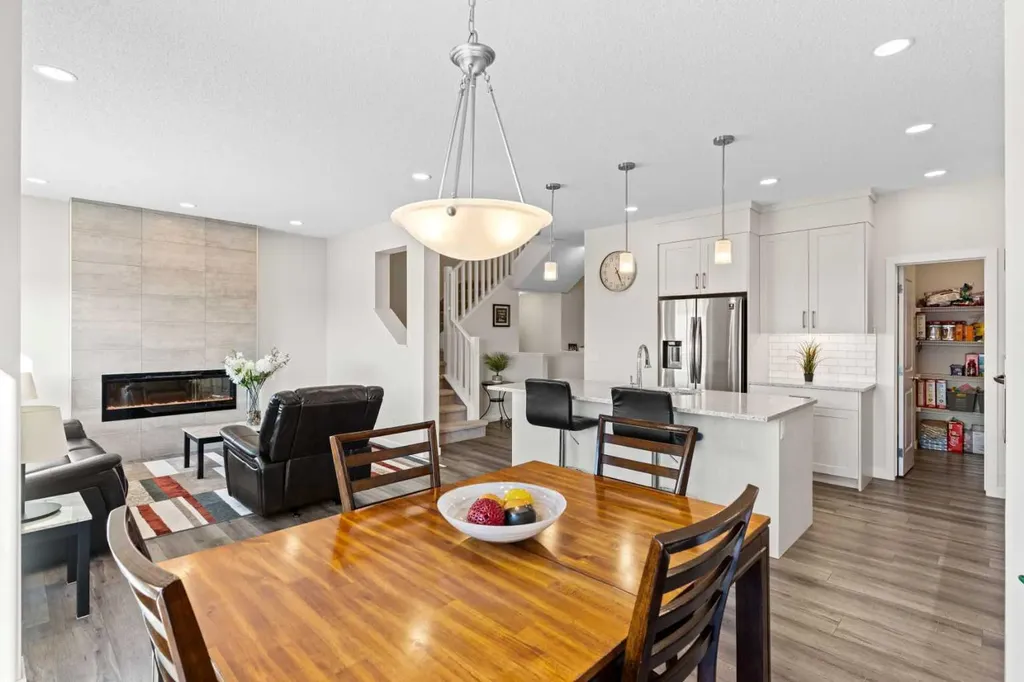 492 Chinook Gate Square SW Airdrie AB T4B4W1