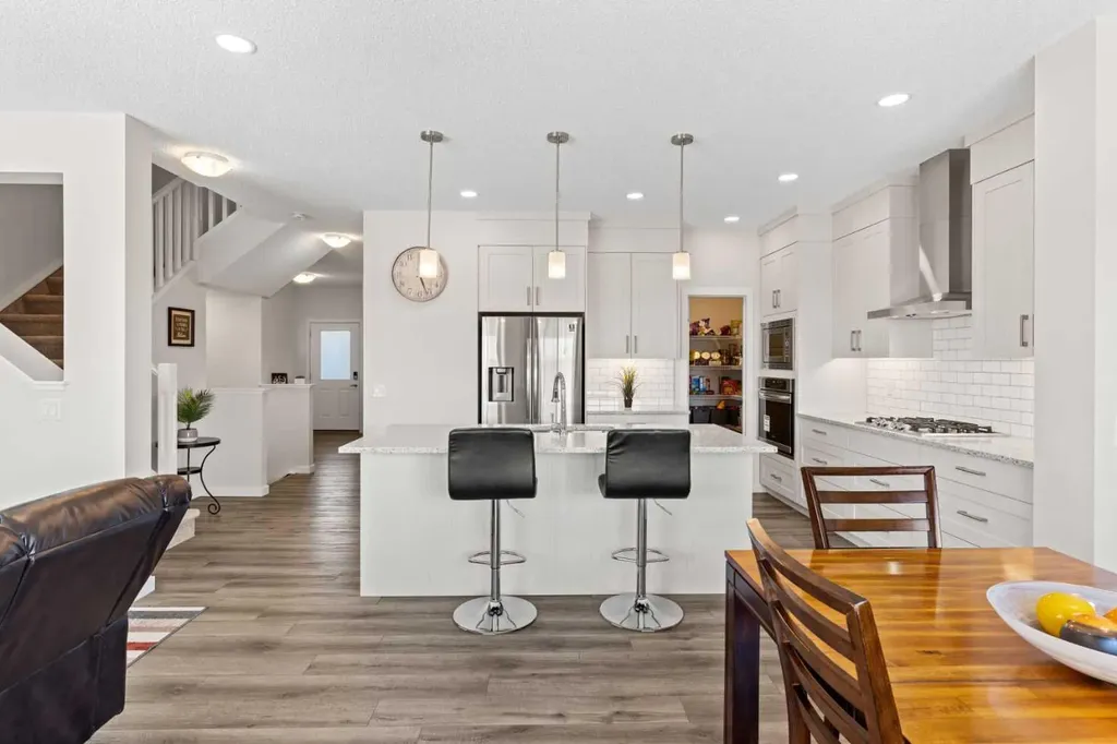 492 Chinook Gate Square SW Airdrie AB T4B4W1
