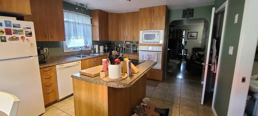 10417 89 Street Peace River AB T8S1N9