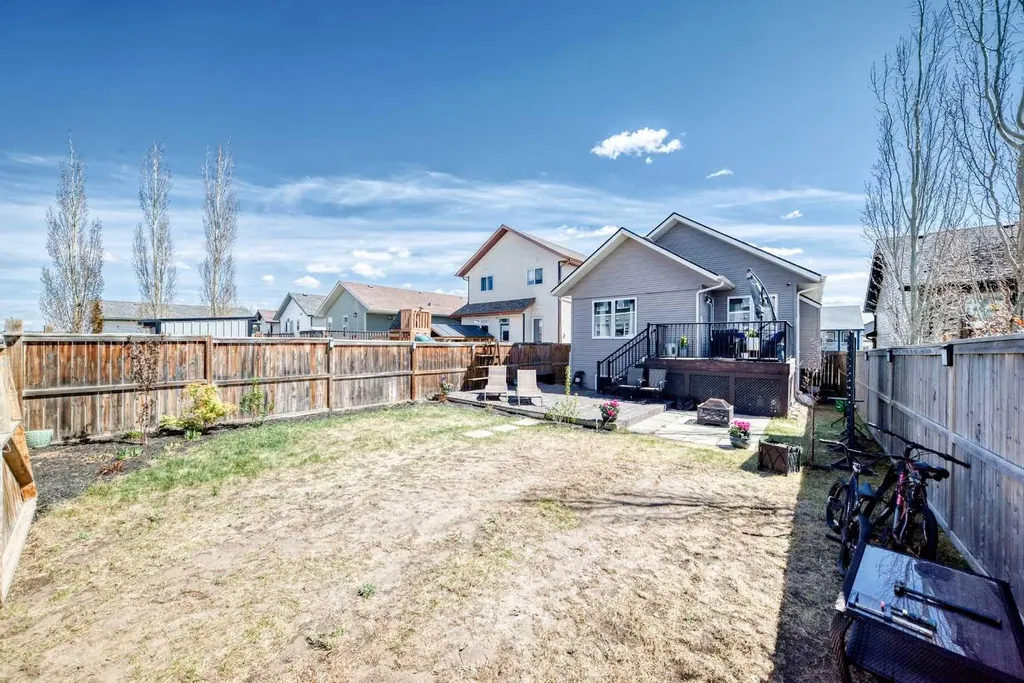 21 Valley Crescent Blackfalds AB T4M 0K4