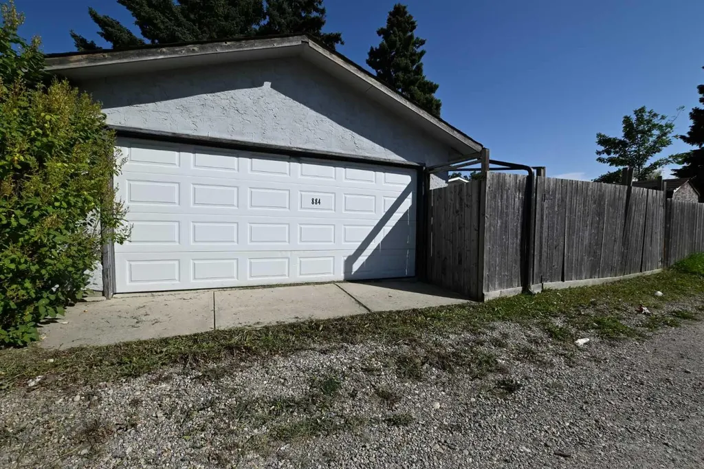 884 Rundlecairn Way NE Calgary AB T1Y 2R7