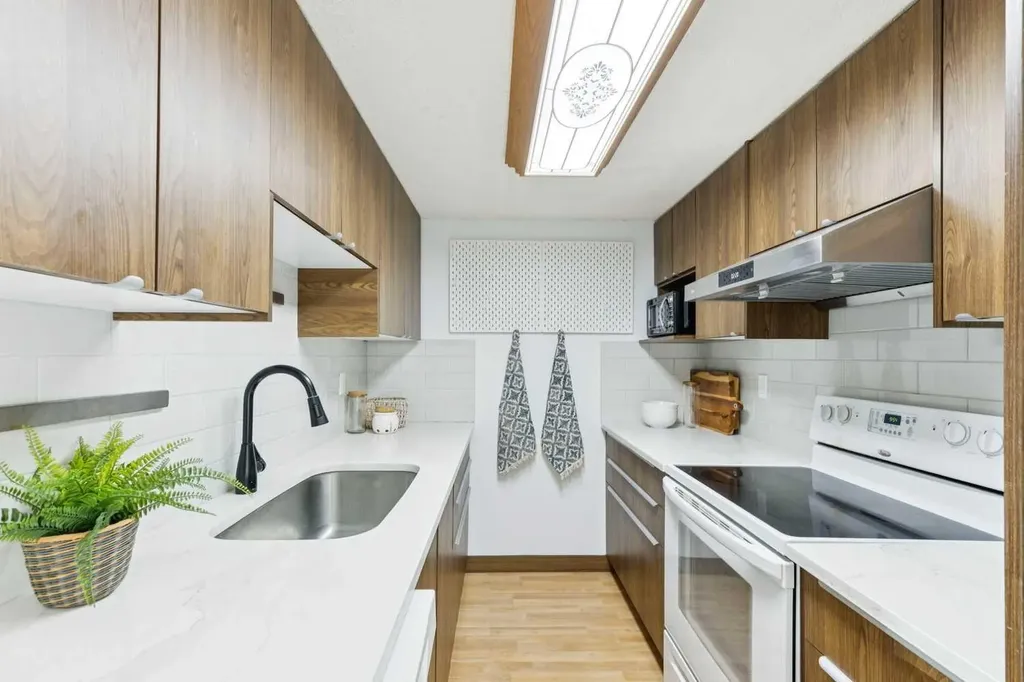 1055 72 Avenue NW Calgary AB T2K 5S4