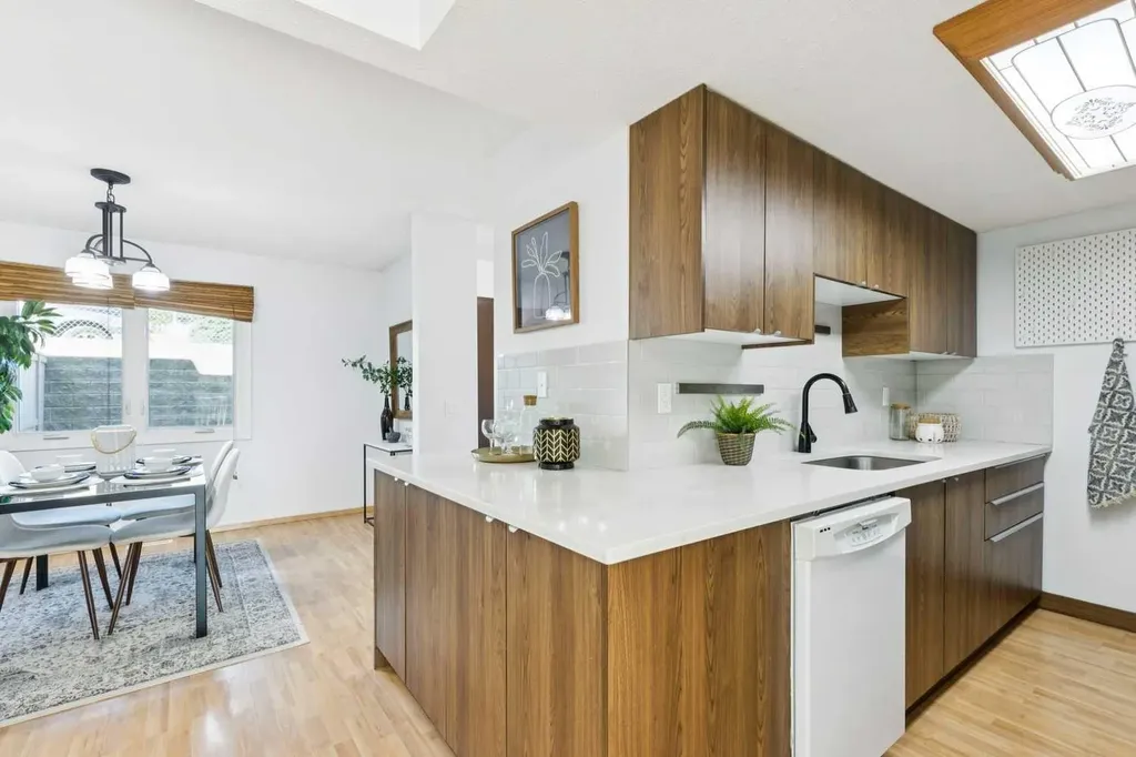 1055 72 Avenue NW Calgary AB T2K 5S4